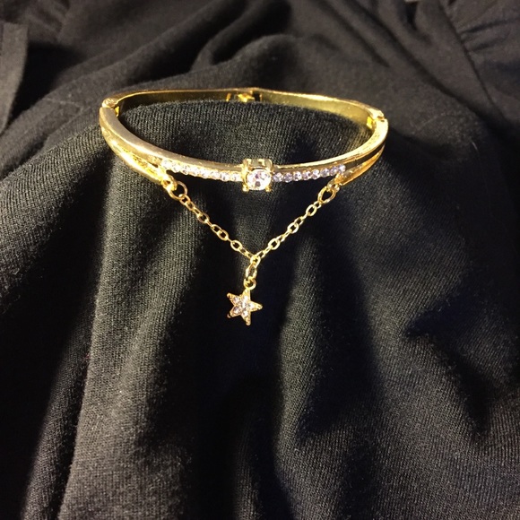 Dangling Star Bangle - Picture 5 of 7
